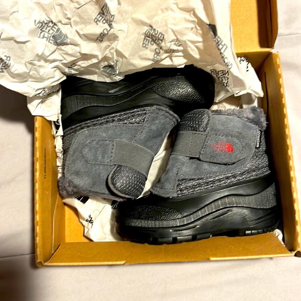 Brand new size 7 north face winter boots